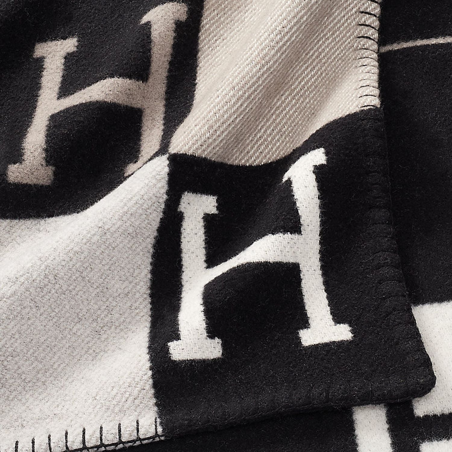 Luxury Wool Cashmere Blanket with Soft Warm Fabric and Elegant Home Design