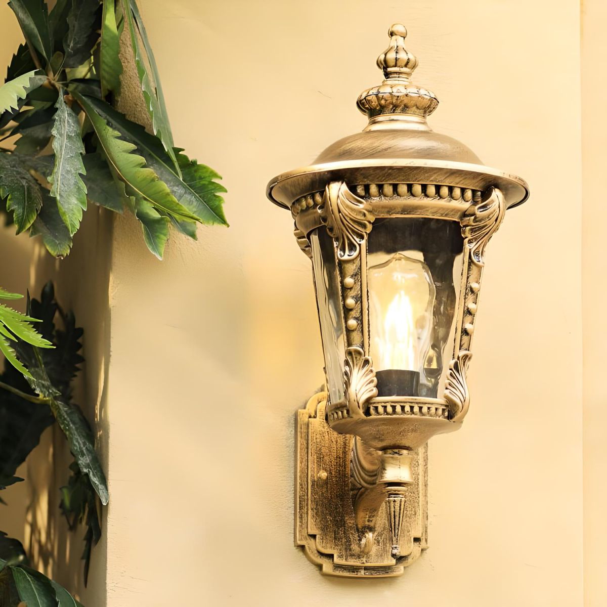 Outdoor Vintage Glass Wall Light Lantern – Elegant Aluminum and Glass Sconce for Patios and Gardens