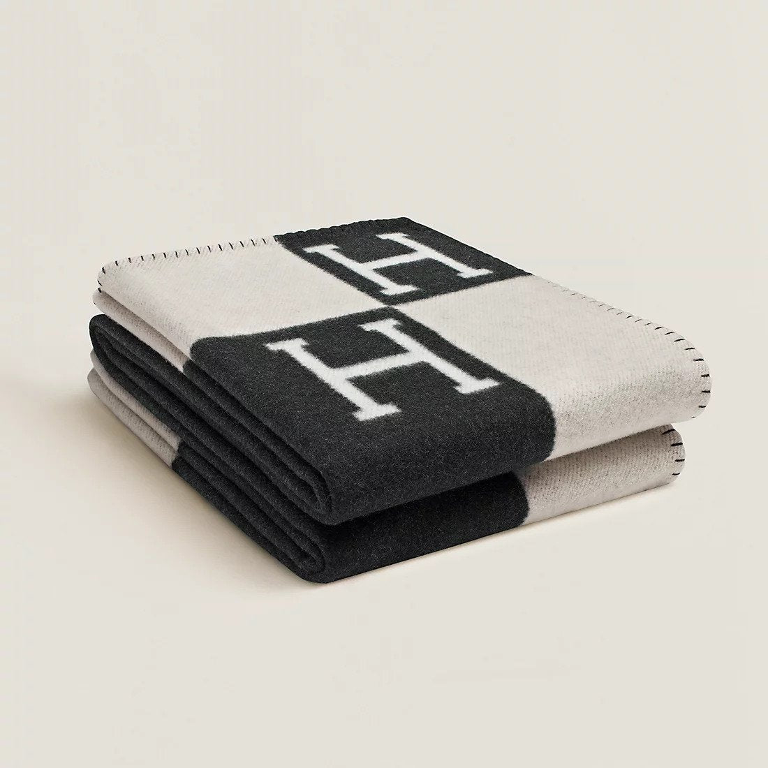 Luxury Wool Cashmere Blanket with Soft Warm Fabric and Elegant Home Design