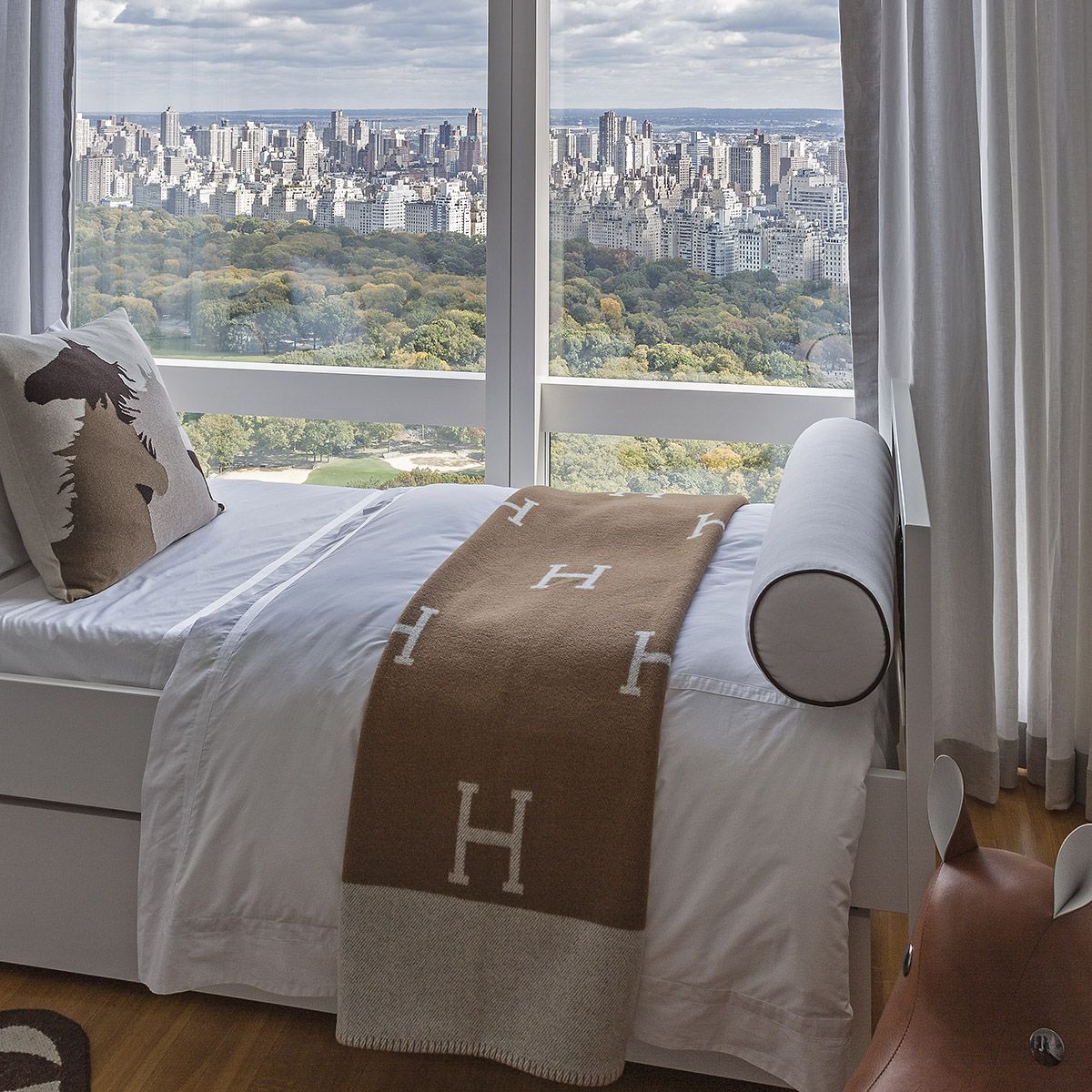 Luxury Wool Cashmere Blanket with Soft Warm Fabric and Elegant Home Design