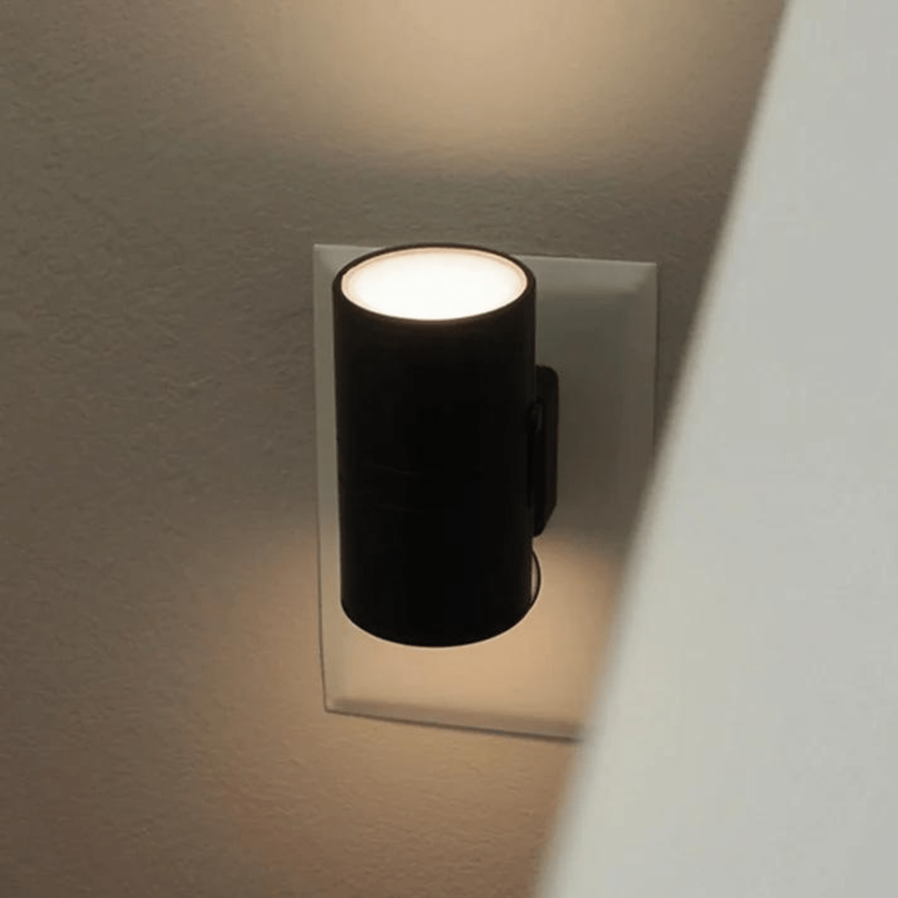 Plug-In Night Light with Dusk-to-Dawn Sensor and Adjustable Brightness